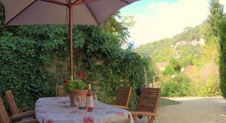 TOUT À PIED ! RARE PROPRIÉTÉ DE 4 CHAMBRES EN BORDURE D'UN VILLAGE MAGNIFIQUE AVEC TOUTES COMMODITÉS. SUPERBE PISCINE. ACTUELLEMENT AMÉNAGÉE EN DEUX MAISONS. 3 277 M² DE TERRAIN, PLUS UN BÂTIMENT SUPPLÉMENTAIRE À RÉNOVER ! PF90322