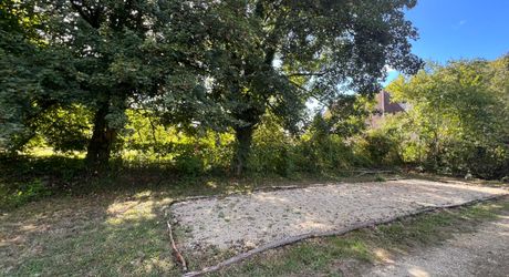 TOUT À PIED ! RARE PROPRIÉTÉ DE 4 CHAMBRES EN BORDURE D'UN VILLAGE MAGNIFIQUE AVEC TOUTES COMMODITÉS. SUPERBE PISCINE. ACTUELLEMENT AMÉNAGÉE EN DEUX MAISONS. 3 277 M² DE TERRAIN, PLUS UN BÂTIMENT SUPPLÉMENTAIRE À RÉNOVER ! PF90322