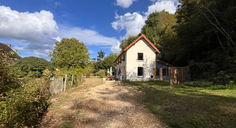 TOUT À PIED ! RARE PROPRIÉTÉ DE 4 CHAMBRES EN BORDURE D'UN VILLAGE MAGNIFIQUE AVEC TOUTES COMMODITÉS. SUPERBE PISCINE. ACTUELLEMENT AMÉNAGÉE EN DEUX MAISONS. 3 277 M² DE TERRAIN, PLUS UN BÂTIMENT SUPPLÉMENTAIRE À RÉNOVER ! PF90322