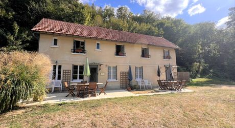 TOUT À PIED ! RARE PROPRIÉTÉ DE 4 CHAMBRES EN BORDURE D'UN VILLAGE MAGNIFIQUE AVEC TOUTES COMMODITÉS. SUPERBE PISCINE. ACTUELLEMENT AMÉNAGÉE EN DEUX MAISONS. 3 277 M² DE TERRAIN, PLUS UN BÂTIMENT SUPPLÉMENTAIRE À RÉNOVER ! PF90322
