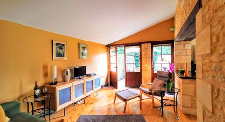 TOUT À PIED ! RARE PROPRIÉTÉ DE 4 CHAMBRES EN BORDURE D'UN VILLAGE MAGNIFIQUE AVEC TOUTES COMMODITÉS. SUPERBE PISCINE. ACTUELLEMENT AMÉNAGÉE EN DEUX MAISONS. 3 277 M² DE TERRAIN, PLUS UN BÂTIMENT SUPPLÉMENTAIRE À RÉNOVER ! PF90322