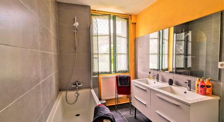 TOUT À PIED ! RARE PROPRIÉTÉ DE 4 CHAMBRES EN BORDURE D'UN VILLAGE MAGNIFIQUE AVEC TOUTES COMMODITÉS. SUPERBE PISCINE. ACTUELLEMENT AMÉNAGÉE EN DEUX MAISONS. 3 277 M² DE TERRAIN, PLUS UN BÂTIMENT SUPPLÉMENTAIRE À RÉNOVER ! PF90322