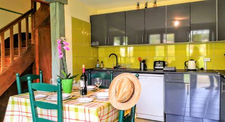 TOUT À PIED ! RARE PROPRIÉTÉ DE 4 CHAMBRES EN BORDURE D'UN VILLAGE MAGNIFIQUE AVEC TOUTES COMMODITÉS. SUPERBE PISCINE. ACTUELLEMENT AMÉNAGÉE EN DEUX MAISONS. 3 277 M² DE TERRAIN, PLUS UN BÂTIMENT SUPPLÉMENTAIRE À RÉNOVER ! PF90322