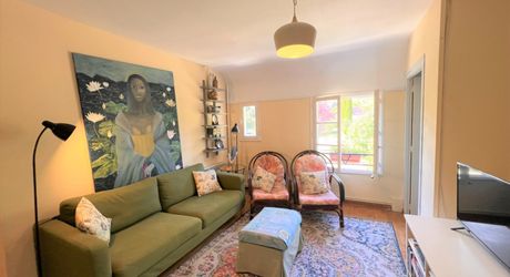 TOUT À PIED ! RARE PROPRIÉTÉ DE 4 CHAMBRES EN BORDURE D'UN VILLAGE MAGNIFIQUE AVEC TOUTES COMMODITÉS. SUPERBE PISCINE. ACTUELLEMENT AMÉNAGÉE EN DEUX MAISONS. 3 277 M² DE TERRAIN, PLUS UN BÂTIMENT SUPPLÉMENTAIRE À RÉNOVER ! PF90322