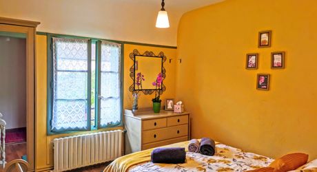 TOUT À PIED ! RARE PROPRIÉTÉ DE 4 CHAMBRES EN BORDURE D'UN VILLAGE MAGNIFIQUE AVEC TOUTES COMMODITÉS. SUPERBE PISCINE. ACTUELLEMENT AMÉNAGÉE EN DEUX MAISONS. 3 277 M² DE TERRAIN, PLUS UN BÂTIMENT SUPPLÉMENTAIRE À RÉNOVER ! PF90322