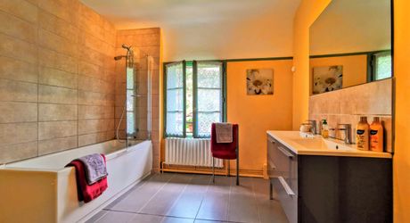 TOUT À PIED ! RARE PROPRIÉTÉ DE 4 CHAMBRES EN BORDURE D'UN VILLAGE MAGNIFIQUE AVEC TOUTES COMMODITÉS. SUPERBE PISCINE. ACTUELLEMENT AMÉNAGÉE EN DEUX MAISONS. 3 277 M² DE TERRAIN, PLUS UN BÂTIMENT SUPPLÉMENTAIRE À RÉNOVER ! PF90322