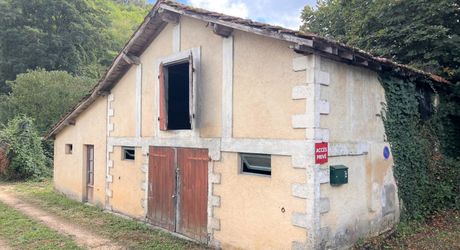TOUT À PIED ! RARE PROPRIÉTÉ DE 4 CHAMBRES EN BORDURE D'UN VILLAGE MAGNIFIQUE AVEC TOUTES COMMODITÉS. SUPERBE PISCINE. ACTUELLEMENT AMÉNAGÉE EN DEUX MAISONS. 3 277 M² DE TERRAIN, PLUS UN BÂTIMENT SUPPLÉMENTAIRE À RÉNOVER ! PF90322