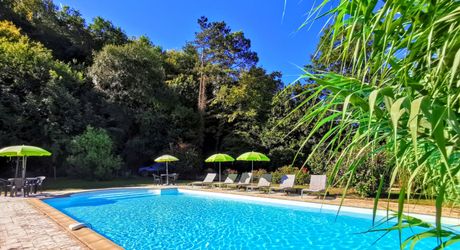 TOUT À PIED ! RARE PROPRIÉTÉ DE 4 CHAMBRES EN BORDURE D'UN VILLAGE MAGNIFIQUE AVEC TOUTES COMMODITÉS. SUPERBE PISCINE. ACTUELLEMENT AMÉNAGÉE EN DEUX MAISONS. 3 277 M² DE TERRAIN, PLUS UN BÂTIMENT SUPPLÉMENTAIRE À RÉNOVER ! PF90322