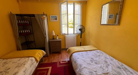TOUT À PIED ! RARE PROPRIÉTÉ DE 4 CHAMBRES EN BORDURE D'UN VILLAGE MAGNIFIQUE AVEC TOUTES COMMODITÉS. SUPERBE PISCINE. ACTUELLEMENT AMÉNAGÉE EN DEUX MAISONS. 3 277 M² DE TERRAIN, PLUS UN BÂTIMENT SUPPLÉMENTAIRE À RÉNOVER ! PF90322