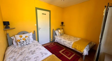 TOUT À PIED ! RARE PROPRIÉTÉ DE 4 CHAMBRES EN BORDURE D'UN VILLAGE MAGNIFIQUE AVEC TOUTES COMMODITÉS. SUPERBE PISCINE. ACTUELLEMENT AMÉNAGÉE EN DEUX MAISONS. 3 277 M² DE TERRAIN, PLUS UN BÂTIMENT SUPPLÉMENTAIRE À RÉNOVER ! PF90322
