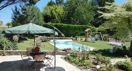 PROPRIÉTÉ TRADITIONNELLE EN PIERRE CHARMANTE COMPRENANT MAISON PRINCIPALE, MAISON D'HÔTES, UN APPARTEMENT, PISCINE, JARDINS LUXURIANTS ET BELLES VUES SUR LE BOIS SUR 1,25 HA (3 Acres) PF90323
