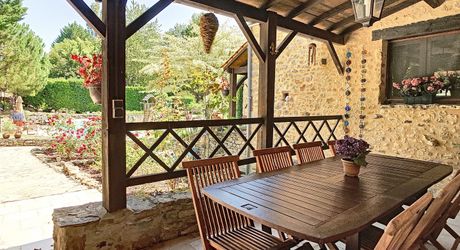 PROPRIÉTÉ TRADITIONNELLE EN PIERRE CHARMANTE COMPRENANT MAISON PRINCIPALE, MAISON D'HÔTES, UN APPARTEMENT, PISCINE, JARDINS LUXURIANTS ET BELLES VUES SUR LE BOIS SUR 1,25 HA (3 Acres) PF90323