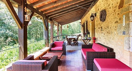 PROPRIÉTÉ TRADITIONNELLE EN PIERRE CHARMANTE COMPRENANT MAISON PRINCIPALE, MAISON D'HÔTES, UN APPARTEMENT, PISCINE, JARDINS LUXURIANTS ET BELLES VUES SUR LE BOIS SUR 1,25 HA (3 Acres) PF90323