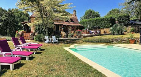 PROPRIÉTÉ TRADITIONNELLE EN PIERRE CHARMANTE COMPRENANT MAISON PRINCIPALE, MAISON D'HÔTES, UN APPARTEMENT, PISCINE, JARDINS LUXURIANTS ET BELLES VUES SUR LE BOIS SUR 1,25 HA (3 Acres) PF90323