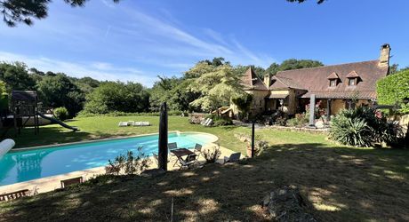 PROPRIÉTÉ TRADITIONNELLE EN PIERRE CHARMANTE COMPRENANT MAISON PRINCIPALE, MAISON D'HÔTES, UN APPARTEMENT, PISCINE, JARDINS LUXURIANTS ET BELLES VUES SUR LE BOIS SUR 1,25 HA (3 Acres) PF90323