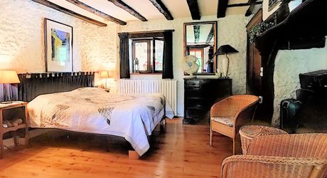 PROPRIÉTÉ TRADITIONNELLE EN PIERRE CHARMANTE COMPRENANT MAISON PRINCIPALE, MAISON D'HÔTES, UN APPARTEMENT, PISCINE, JARDINS LUXURIANTS ET BELLES VUES SUR LE BOIS SUR 1,25 HA (3 Acres) PF90323