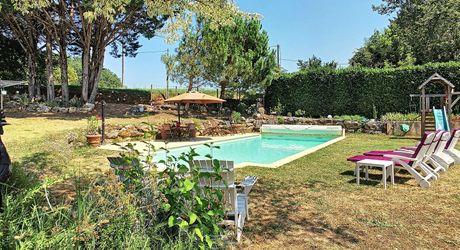 PROPRIÉTÉ TRADITIONNELLE EN PIERRE CHARMANTE COMPRENANT MAISON PRINCIPALE, MAISON D'HÔTES, UN APPARTEMENT, PISCINE, JARDINS LUXURIANTS ET BELLES VUES SUR LE BOIS SUR 1,25 HA (3 Acres) PF90323