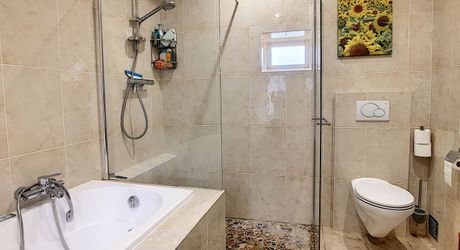PROPRIÉTÉ TRADITIONNELLE EN PIERRE CHARMANTE COMPRENANT MAISON PRINCIPALE, MAISON D'HÔTES, UN APPARTEMENT, PISCINE, JARDINS LUXURIANTS ET BELLES VUES SUR LE BOIS SUR 1,25 HA (3 Acres) PF90323