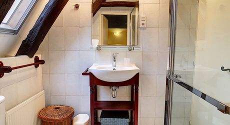 PROPRIÉTÉ TRADITIONNELLE EN PIERRE CHARMANTE COMPRENANT MAISON PRINCIPALE, MAISON D'HÔTES, UN APPARTEMENT, PISCINE, JARDINS LUXURIANTS ET BELLES VUES SUR LE BOIS SUR 1,25 HA (3 Acres) PF90323