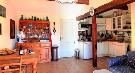 PROPRIÉTÉ TRADITIONNELLE EN PIERRE CHARMANTE COMPRENANT MAISON PRINCIPALE, MAISON D'HÔTES, UN APPARTEMENT, PISCINE, JARDINS LUXURIANTS ET BELLES VUES SUR LE BOIS SUR 1,25 HA (3 Acres) PF90323