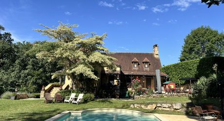 PROPRIÉTÉ TRADITIONNELLE EN PIERRE CHARMANTE COMPRENANT MAISON PRINCIPALE, MAISON D'HÔTES, UN APPARTEMENT, PISCINE, JARDINS LUXURIANTS ET BELLES VUES SUR LE BOIS SUR 1,25 HA (3 Acres) PF90323