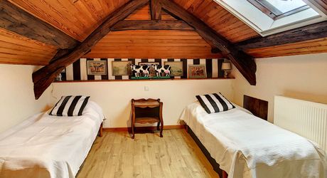PROPRIÉTÉ TRADITIONNELLE EN PIERRE CHARMANTE COMPRENANT MAISON PRINCIPALE, MAISON D'HÔTES, UN APPARTEMENT, PISCINE, JARDINS LUXURIANTS ET BELLES VUES SUR LE BOIS SUR 1,25 HA (3 Acres) PF90323