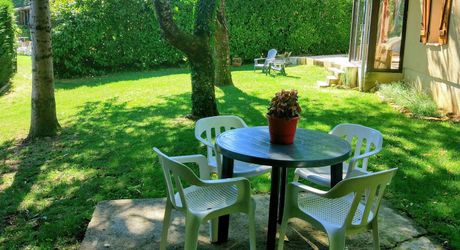 PROPRIÉTÉ TRADITIONNELLE EN PIERRE CHARMANTE COMPRENANT MAISON PRINCIPALE, MAISON D'HÔTES, UN APPARTEMENT, PISCINE, JARDINS LUXURIANTS ET BELLES VUES SUR LE BOIS SUR 1,25 HA (3 Acres) PF90323