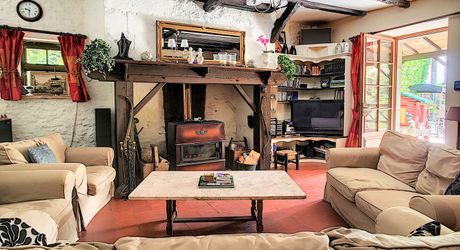 PROPRIÉTÉ TRADITIONNELLE EN PIERRE CHARMANTE COMPRENANT MAISON PRINCIPALE, MAISON D'HÔTES, UN APPARTEMENT, PISCINE, JARDINS LUXURIANTS ET BELLES VUES SUR LE BOIS SUR 1,25 HA (3 Acres) PF90323