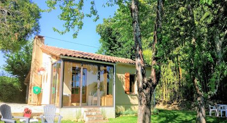 PROPRIÉTÉ TRADITIONNELLE EN PIERRE CHARMANTE COMPRENANT MAISON PRINCIPALE, MAISON D'HÔTES, UN APPARTEMENT, PISCINE, JARDINS LUXURIANTS ET BELLES VUES SUR LE BOIS SUR 1,25 HA (3 Acres) PF90323