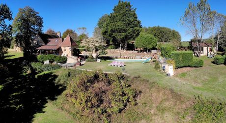 PROPRIÉTÉ TRADITIONNELLE EN PIERRE CHARMANTE COMPRENANT MAISON PRINCIPALE, MAISON D'HÔTES, UN APPARTEMENT, PISCINE, JARDINS LUXURIANTS ET BELLES VUES SUR LE BOIS SUR 1,25 HA (3 Acres) PF90323