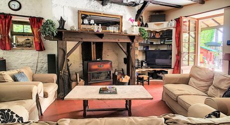 PROPRIÉTÉ TRADITIONNELLE EN PIERRE CHARMANTE COMPRENANT MAISON PRINCIPALE, MAISON D'HÔTES, UN APPARTEMENT, PISCINE, JARDINS LUXURIANTS ET BELLES VUES SUR LE BOIS SUR 1,25 HA (3 Acres) PF90323