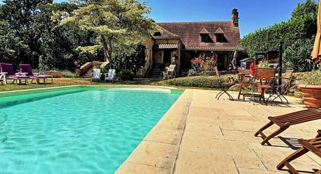 PROPRIÉTÉ TRADITIONNELLE EN PIERRE CHARMANTE COMPRENANT MAISON PRINCIPALE, MAISON D'HÔTES, UN APPARTEMENT, PISCINE, JARDINS LUXURIANTS ET BELLES VUES SUR LE BOIS SUR 1,25 HA (3 Acres) PF90323