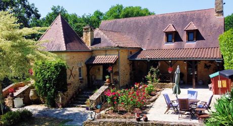 PROPRIÉTÉ TRADITIONNELLE EN PIERRE CHARMANTE COMPRENANT MAISON PRINCIPALE, MAISON D'HÔTES, UN APPARTEMENT, PISCINE, JARDINS LUXURIANTS ET BELLES VUES SUR LE BOIS SUR 1,25 HA (3 Acres) PF90323