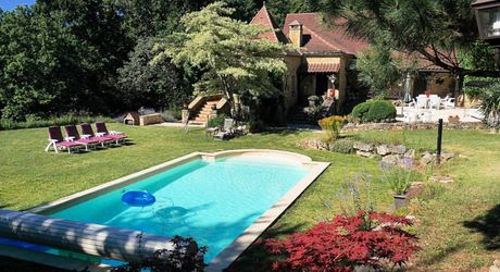 PROPRIÉTÉ TRADITIONNELLE EN PIERRE CHARMANTE COMPRENANT MAISON PRINCIPALE, MAISON D'HÔTES, UN APPARTEMENT, PISCINE, JARDINS LUXURIANTS ET BELLES VUES SUR LE BOIS SUR 1,25 HA (3 Acres) PF90323