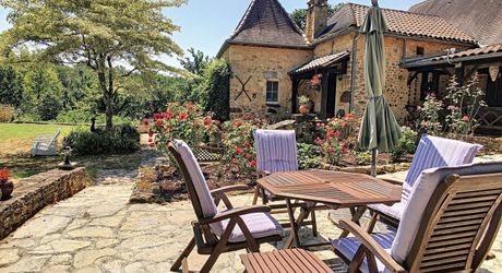 PROPRIÉTÉ TRADITIONNELLE EN PIERRE CHARMANTE COMPRENANT MAISON PRINCIPALE, MAISON D'HÔTES, UN APPARTEMENT, PISCINE, JARDINS LUXURIANTS ET BELLES VUES SUR LE BOIS SUR 1,25 HA (3 Acres) PF90323