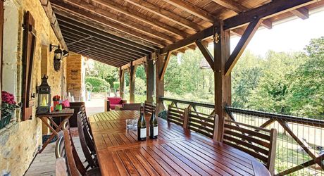 PROPRIÉTÉ TRADITIONNELLE EN PIERRE CHARMANTE COMPRENANT MAISON PRINCIPALE, MAISON D'HÔTES, UN APPARTEMENT, PISCINE, JARDINS LUXURIANTS ET BELLES VUES SUR LE BOIS SUR 1,25 HA (3 Acres) PF90323