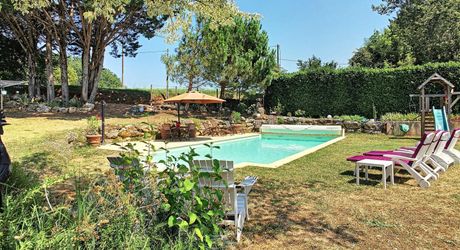 PROPRIÉTÉ TRADITIONNELLE EN PIERRE CHARMANTE COMPRENANT MAISON PRINCIPALE, MAISON D'HÔTES, UN APPARTEMENT, PISCINE, JARDINS LUXURIANTS ET BELLES VUES SUR LE BOIS SUR 1,25 HA (3 Acres) PF90323