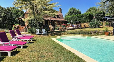 PROPRIÉTÉ TRADITIONNELLE EN PIERRE CHARMANTE COMPRENANT MAISON PRINCIPALE, MAISON D'HÔTES, UN APPARTEMENT, PISCINE, JARDINS LUXURIANTS ET BELLES VUES SUR LE BOIS SUR 1,25 HA (3 Acres) PF90323