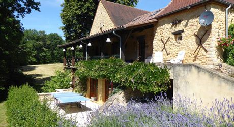 PROPRIÉTÉ TRADITIONNELLE EN PIERRE CHARMANTE COMPRENANT MAISON PRINCIPALE, MAISON D'HÔTES, UN APPARTEMENT, PISCINE, JARDINS LUXURIANTS ET BELLES VUES SUR LE BOIS SUR 1,25 HA (3 Acres) PF90323