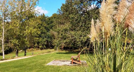 PROPRIÉTÉ TRADITIONNELLE EN PIERRE CHARMANTE COMPRENANT MAISON PRINCIPALE, MAISON D'HÔTES, UN APPARTEMENT, PISCINE, JARDINS LUXURIANTS ET BELLES VUES SUR LE BOIS SUR 1,25 HA (3 Acres) PF90323