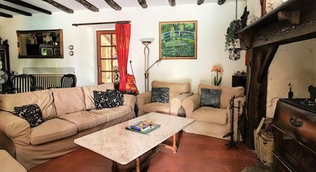 PROPRIÉTÉ TRADITIONNELLE EN PIERRE CHARMANTE COMPRENANT MAISON PRINCIPALE, MAISON D'HÔTES, UN APPARTEMENT, PISCINE, JARDINS LUXURIANTS ET BELLES VUES SUR LE BOIS SUR 1,25 HA (3 Acres) PF90323