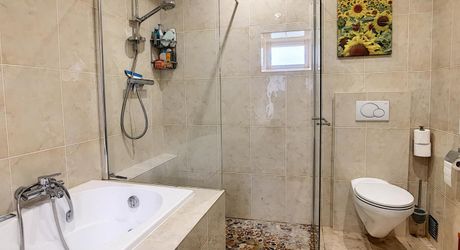 PROPRIÉTÉ TRADITIONNELLE EN PIERRE CHARMANTE COMPRENANT MAISON PRINCIPALE, MAISON D'HÔTES, UN APPARTEMENT, PISCINE, JARDINS LUXURIANTS ET BELLES VUES SUR LE BOIS SUR 1,25 HA (3 Acres) PF90323