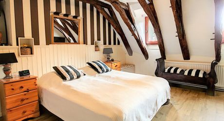 PROPRIÉTÉ TRADITIONNELLE EN PIERRE CHARMANTE COMPRENANT MAISON PRINCIPALE, MAISON D'HÔTES, UN APPARTEMENT, PISCINE, JARDINS LUXURIANTS ET BELLES VUES SUR LE BOIS SUR 1,25 HA (3 Acres) PF90323