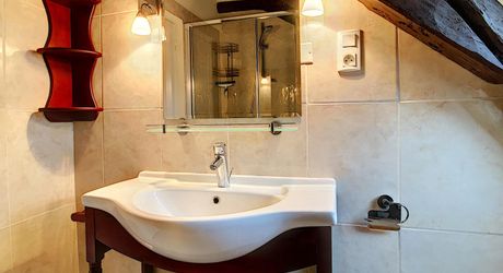PROPRIÉTÉ TRADITIONNELLE EN PIERRE CHARMANTE COMPRENANT MAISON PRINCIPALE, MAISON D'HÔTES, UN APPARTEMENT, PISCINE, JARDINS LUXURIANTS ET BELLES VUES SUR LE BOIS SUR 1,25 HA (3 Acres) PF90323