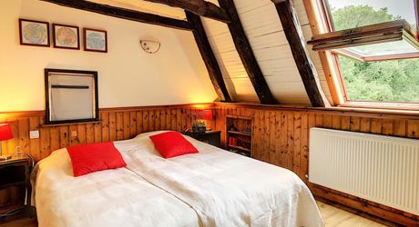 PROPRIÉTÉ TRADITIONNELLE EN PIERRE CHARMANTE COMPRENANT MAISON PRINCIPALE, MAISON D'HÔTES, UN APPARTEMENT, PISCINE, JARDINS LUXURIANTS ET BELLES VUES SUR LE BOIS SUR 1,25 HA (3 Acres) PF90323