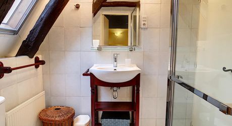 PROPRIÉTÉ TRADITIONNELLE EN PIERRE CHARMANTE COMPRENANT MAISON PRINCIPALE, MAISON D'HÔTES, UN APPARTEMENT, PISCINE, JARDINS LUXURIANTS ET BELLES VUES SUR LE BOIS SUR 1,25 HA (3 Acres) PF90323