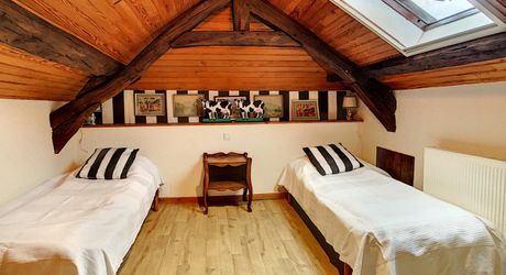 PROPRIÉTÉ TRADITIONNELLE EN PIERRE CHARMANTE COMPRENANT MAISON PRINCIPALE, MAISON D'HÔTES, UN APPARTEMENT, PISCINE, JARDINS LUXURIANTS ET BELLES VUES SUR LE BOIS SUR 1,25 HA (3 Acres) PF90323