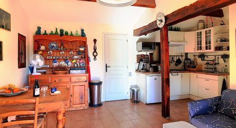 PROPRIÉTÉ TRADITIONNELLE EN PIERRE CHARMANTE COMPRENANT MAISON PRINCIPALE, MAISON D'HÔTES, UN APPARTEMENT, PISCINE, JARDINS LUXURIANTS ET BELLES VUES SUR LE BOIS SUR 1,25 HA (3 Acres) PF90323