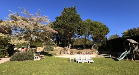 PROPRIÉTÉ TRADITIONNELLE EN PIERRE CHARMANTE COMPRENANT MAISON PRINCIPALE, MAISON D'HÔTES, UN APPARTEMENT, PISCINE, JARDINS LUXURIANTS ET BELLES VUES SUR LE BOIS SUR 1,25 HA (3 Acres) PF90323