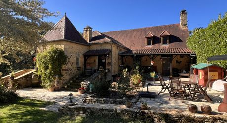 PROPRIÉTÉ TRADITIONNELLE EN PIERRE CHARMANTE COMPRENANT MAISON PRINCIPALE, MAISON D'HÔTES, UN APPARTEMENT, PISCINE, JARDINS LUXURIANTS ET BELLES VUES SUR LE BOIS SUR 1,25 HA (3 Acres) PF90323